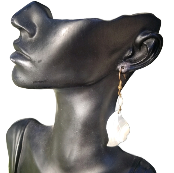 VINTAGE ART DECO REVIVAL CARVED MOTHER OF PEARL WING DROP HOOK EARRINGS - Picture 3 of 6